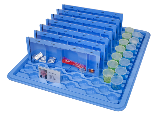 Wiegand medicinbakke med fire doseringssektioner – morgen, middag, aften og nat – samt patientkort og farvekodede medicinbægre til sikker medicinhåndtering