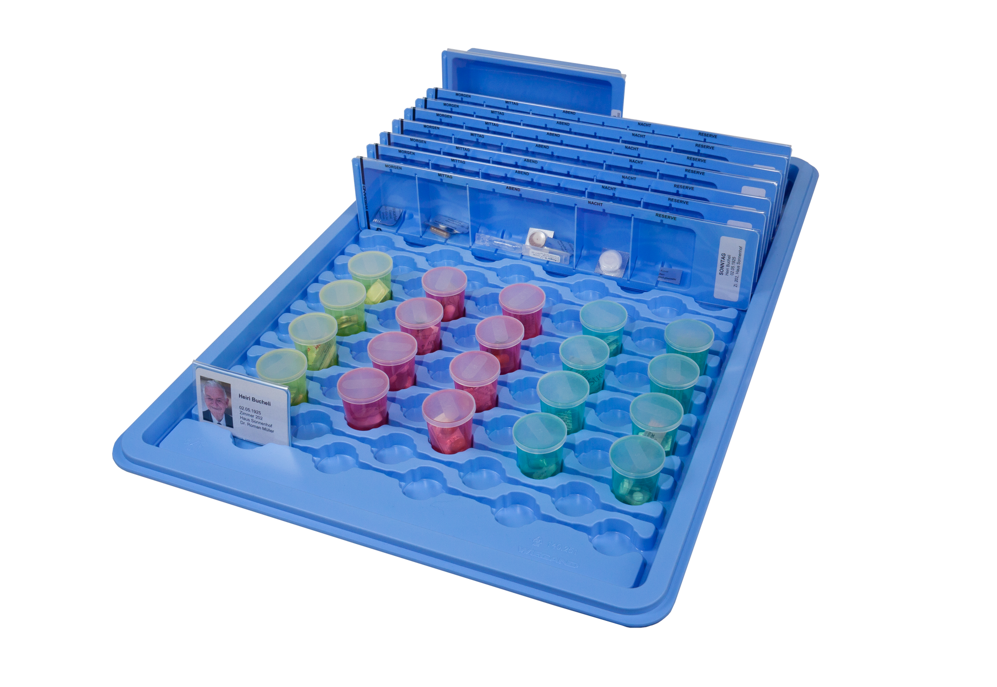 Denne Wiegand medicinbakke er en komplet løsning til sikker og struktureret medicinhåndtering. Bakken er udstyret med farvekodede medicinbægre, individuelle rum til dosering og plads til patientkort, hvilket gør den ideel til både hjemmepleje og professionelle sundhedsmiljøer.
Det modulopbyggede design sikrer kompatibilitet med alle Wiegand-komponenter og giver mulighed for fleksibel tilpasning efter patientens behov. Bakken er fremstillet i robust, fødevaregodkendt plast og tåler opvaskemaskine.