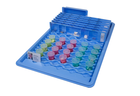 Denne Wiegand medicinbakke er en komplet løsning til sikker og struktureret medicinhåndtering. Bakken er udstyret med farvekodede medicinbægre, individuelle rum til dosering og plads til patientkort, hvilket gør den ideel til både hjemmepleje og professionelle sundhedsmiljøer.
Det modulopbyggede design sikrer kompatibilitet med alle Wiegand-komponenter og giver mulighed for fleksibel tilpasning efter patientens behov. Bakken er fremstillet i robust, fødevaregodkendt plast og tåler opvaskemaskine.