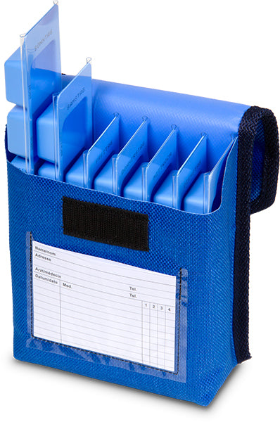 Praktisk medicin organizer taske fra Steril med flere rum og gennemsigtige skillevægge til sikker opbevaring og transport af medicin. Forsynet med informationslomme til navn, kontaktoplysninger og doseringsskema. Ideel til hjemmepleje, institutioner og rejsebrug.